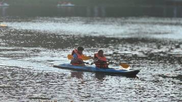 Deux personnes dans un canoë sur une étendue d’eau.