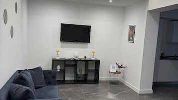 Deluxe Apartment, City View | Living area