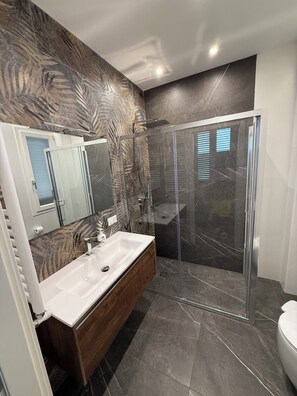 Deluxe Apartment, City View | Bathroom | Eco-friendly toiletries, slippers, bidet