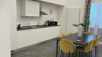 Minibar con artículos gratuitos y caja de seguridad en la habitación