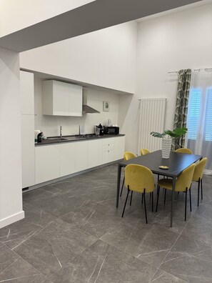 Kostenlose Minibar, Zimmersafe, Verdunkelungsvorhänge