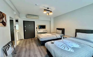 Minibar, caja de seguridad en la habitación y cortinas blackout