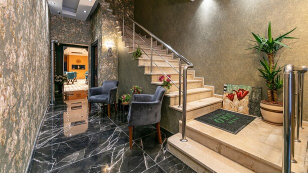 A modern lobby with a marble floor, a staircase, and seating areas. - Solo Hotel Taksim (İstanbul)