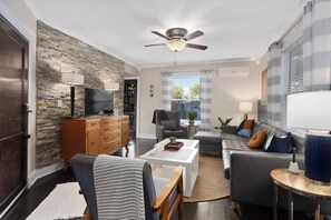 TV, offices - Discover our charming 2-bed, 1-bath apartment in a beautifully restored triplex (Kansas City)