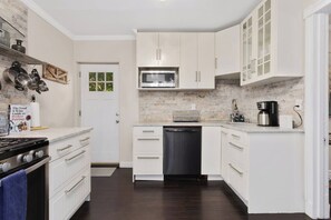 Fridge, microwave, oven, stovetop - Discover our charming 2-bed, 1-bath apartment in a beautifully restored triplex (Kansas City)