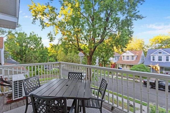 Outdoor dining - Discover our charming 2-bed, 1-bath apartment in a beautifully restored triplex (Kansas City)