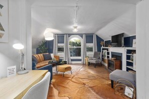 TV - Cozy 1BR in Historic Triplex 11 (Kansas City)