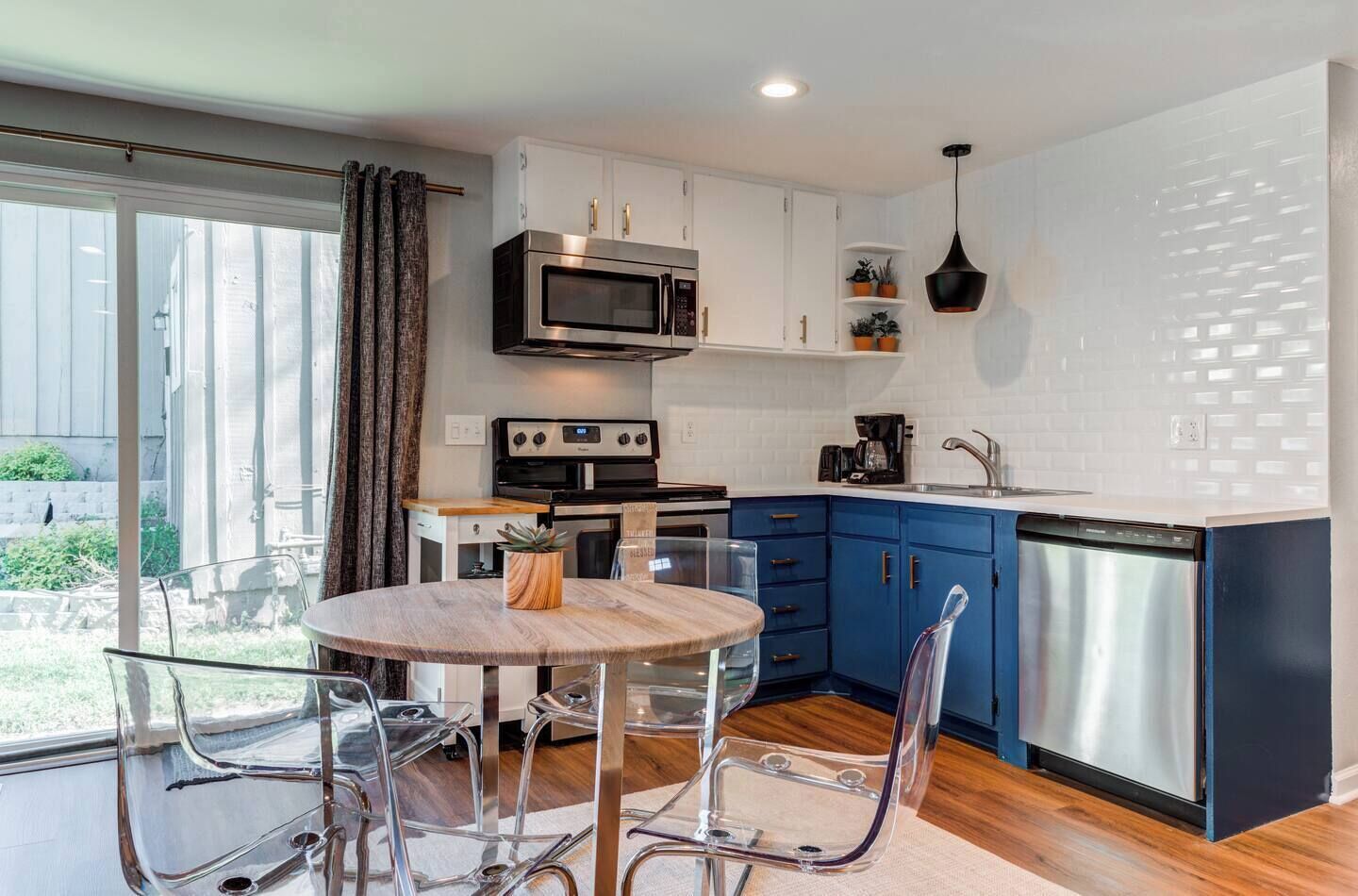 冷蔵庫、電子レンジ、オーブン、コンロ