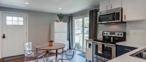 ثلاجة، ميكروويف، فرن، موقد طهي مسطح