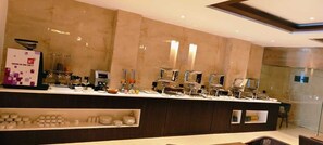 Petit déjeuner buffet servi tous les jours en supplément