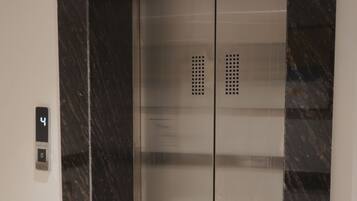 An elevator with a digital display showing the number 4.