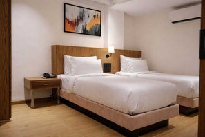 Chambre Deluxe avec lits jumeaux | Bureau, espace de travail pour ordinateurs portables