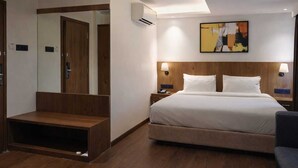 Kamar Premium | Meja kerja, ruang kerja ramah laptop, Wi-Fi gratis, dan seprai linen