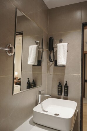 Shower, free toiletries, hair dryer, towels