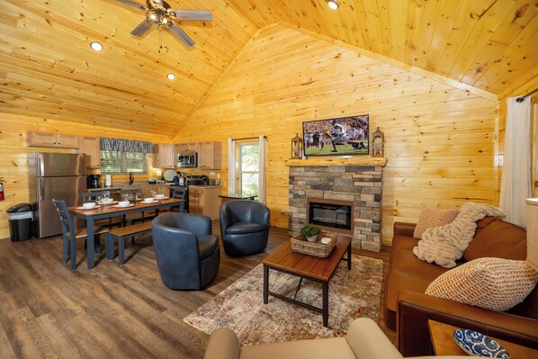 TV, fireplace, DVD player, table tennis - Wheelchair Accessible, Hot Tub, Pool Access, 5 miles to Pigeon Forge (Sevierville)