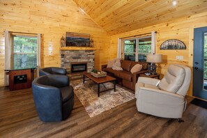 TV, fireplace, DVD player, table tennis - Wheelchair Accessible, Hot Tub, Pool Access, 5 miles to Pigeon Forge (Sevierville)