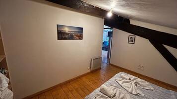 Desk, iron/ironing board, WiFi, bed sheets