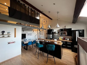 Wasserkocher mit Kaffee-/Teezubehör, Kühlschrank, Mikrowelle, Ofen