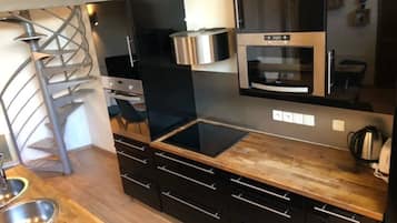 Cafetera y tetera, refrigerador, microondas y horno