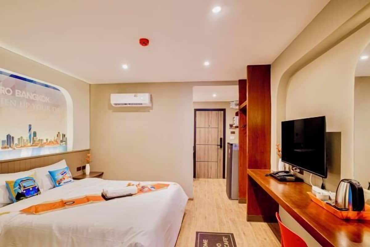 Desk, free WiFi, bed sheets