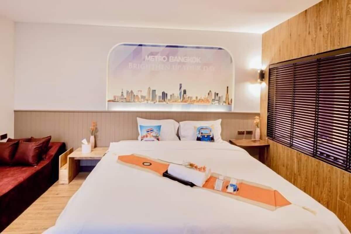 Desk, free WiFi, bed sheets