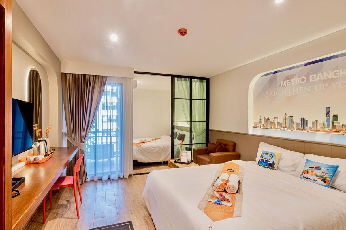 Junior Suite, 2 Bedrooms | Desk, free WiFi, bed sheets