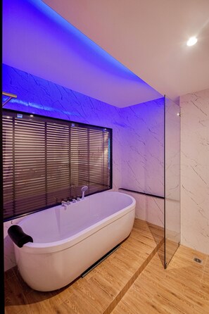 Superior Double Room, Accessible | Bathroom - Metro Hotel Phahonyothin 35 (Bangkok)