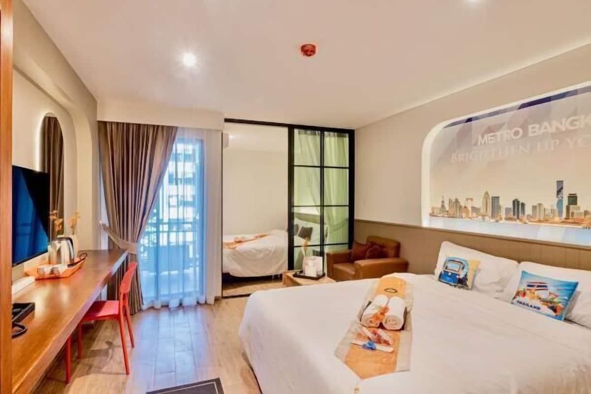 Desk, free WiFi, bed sheets