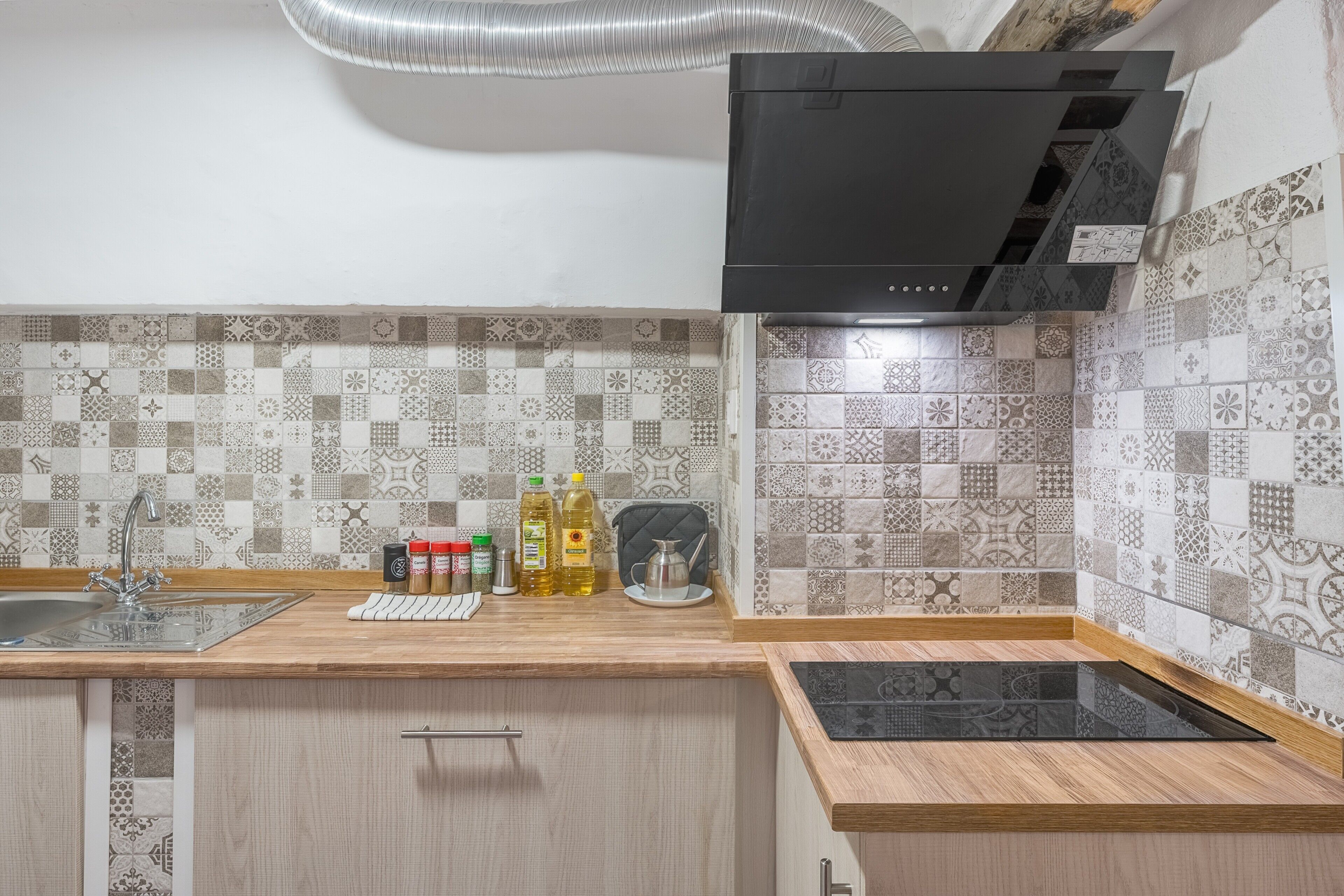 Fridge, microwave, oven, coffee/tea maker