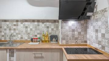 Fridge, microwave, oven, coffee/tea maker