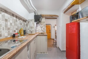 Een koelkast, een microgolfoven, een oven