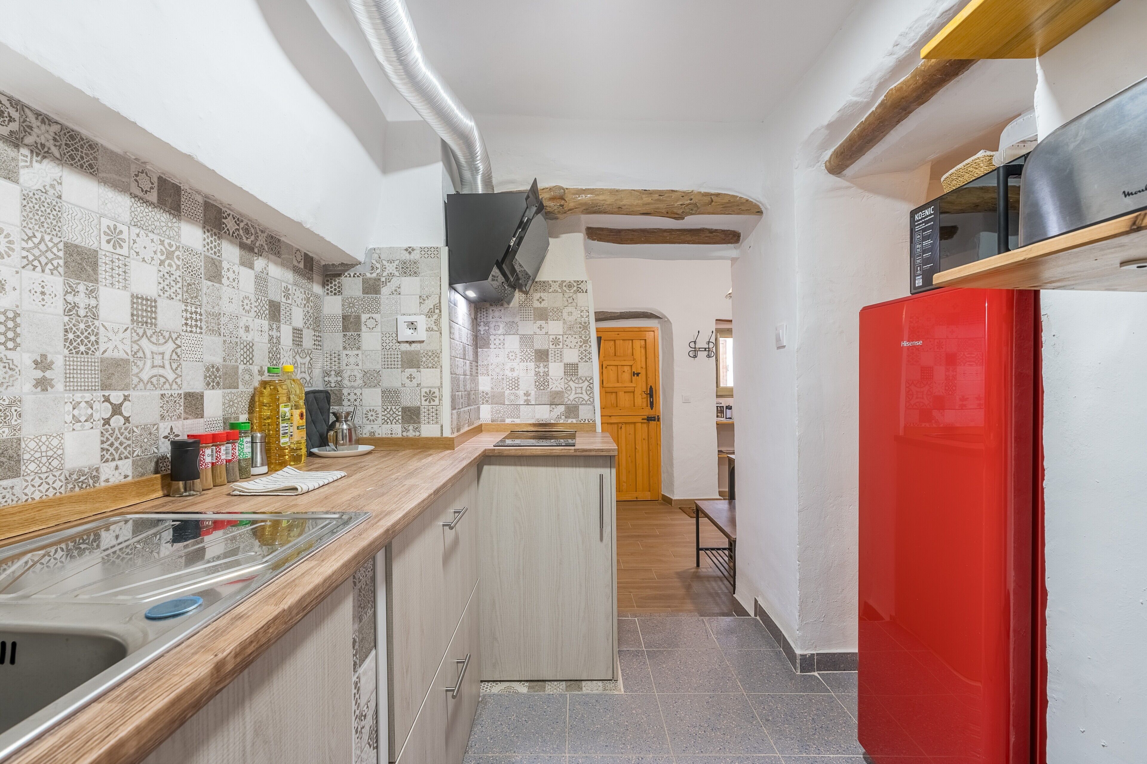 Fridge, microwave, oven, coffee/tea maker