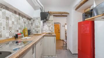 Fridge, microwave, oven, coffee/tea maker