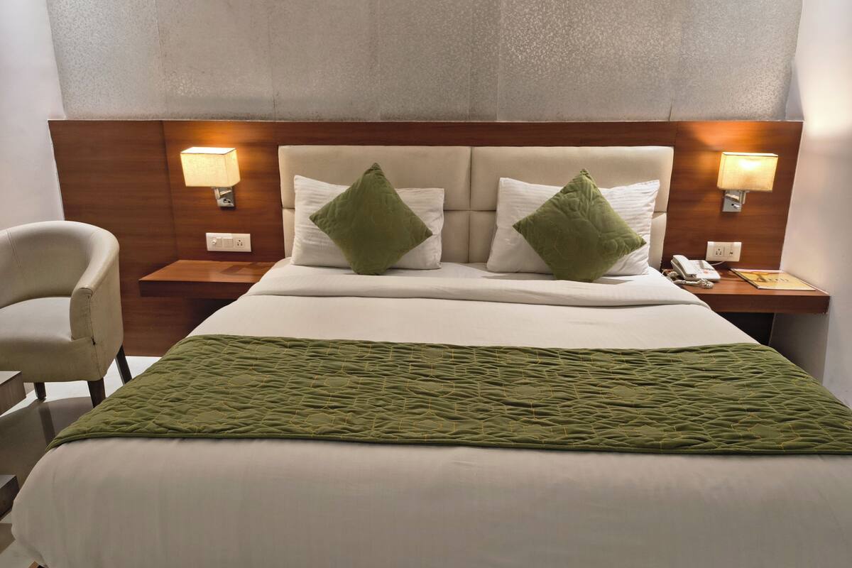 Economy Double Room | Desk, blackout drapes, soundproofing, iron/ironing board