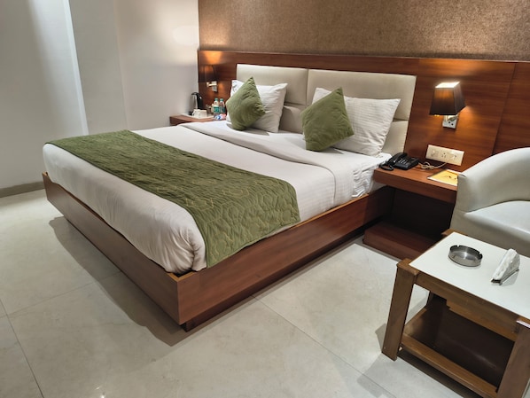Economy Double Room | Desk, blackout drapes, soundproofing, iron/ironing board