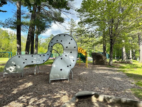 Roomy Family Getaway at base of White Mountains - Sleeps 7!