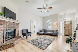 Smart TV - The Clover House Georgetown is the perfect getaway for families or workers seeking a home base while in town. This charming retreat features a warm, inviting interior with modern amenities, a fully equipped kitchen, and comfortable living spaces. (Georgetown)