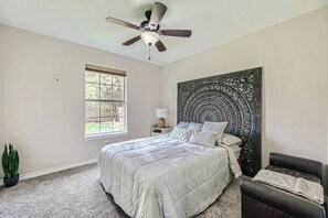 3 bedrooms, desk, iron/ironing board, free WiFi - The Clover House Georgetown is the perfect getaway for families or workers seeking a home base while in town. This charming retreat features a warm, inviting interior with modern amenities, a fully equipped kitchen, and comfortable living spaces. (Georgetown)