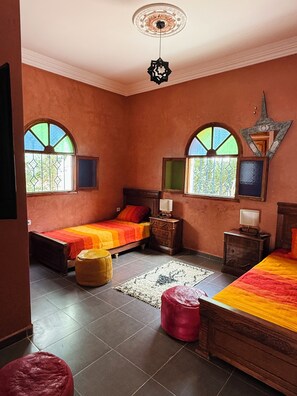 4 bedrooms, iron/ironing board, WiFi, bed sheets