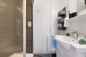 Shower, hair dryer, towels