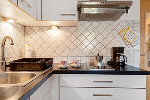 Kühlschrank, Herdplatte, Wasserkocher mit Kaffee-/Teezubehör