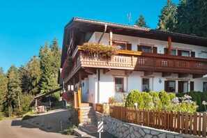 Exterior - Apartment 'Gruberhof 1 with Mountain View' with Mountain View, Shared Garden and Wi-Fi (Rodeneck)