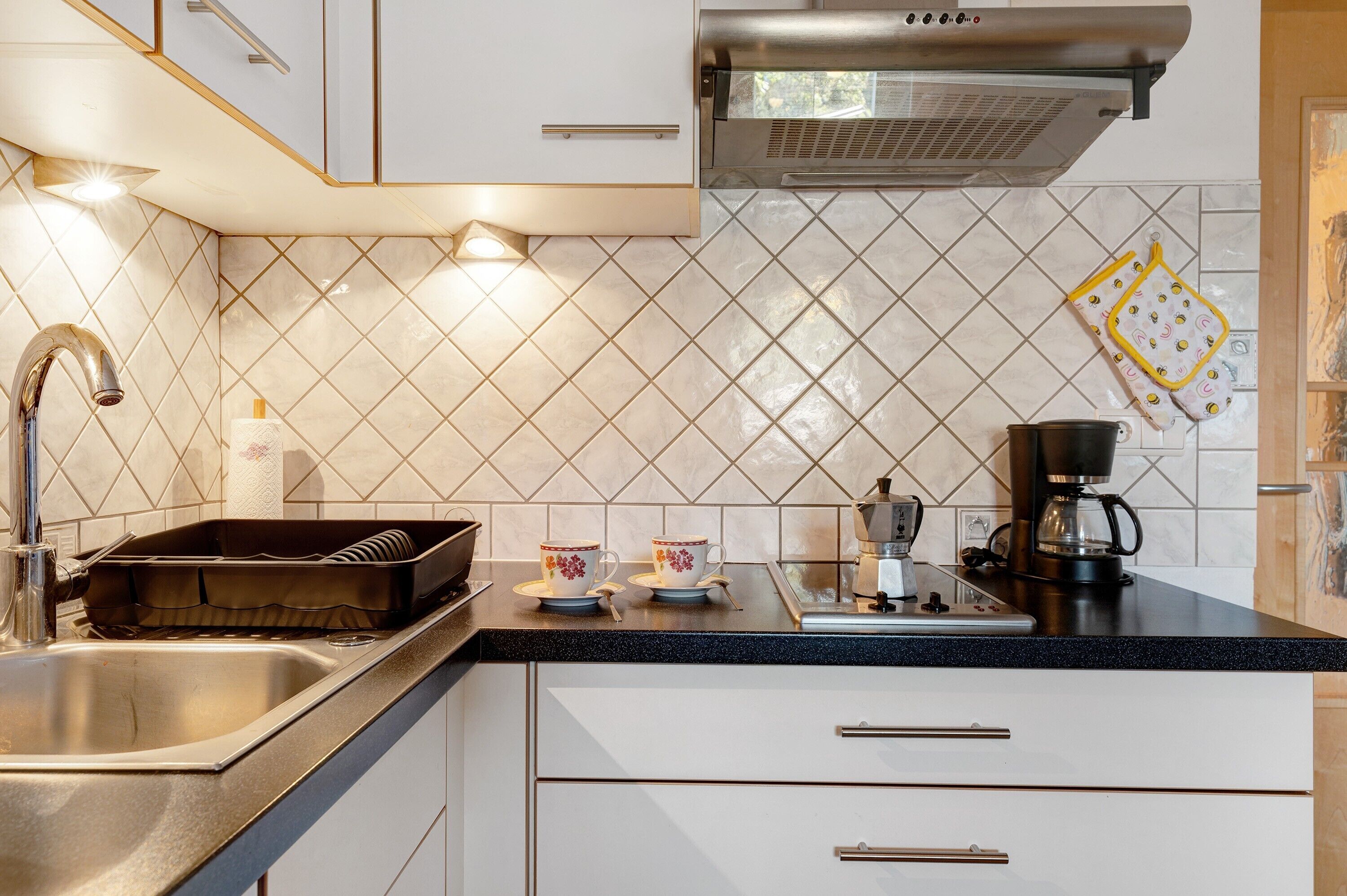 Fridge, stovetop, coffee/tea maker, electric kettle