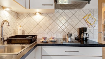 Fridge, stovetop, coffee/tea maker, electric kettle