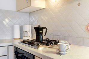 Fridge, stovetop, coffee/tea maker, electric kettle