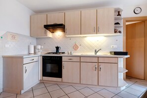 Kühlschrank, Herdplatte, Wasserkocher mit Kaffee-/Teezubehör