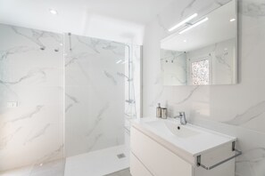 Shower, towels - 'Afirama 1' Holidays with Sea View, Wi-Fi and Air Conditioning (Las Caletillas)