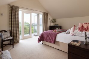 4 bedrooms, WiFi, bed sheets