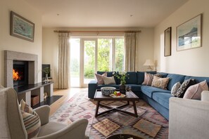 Smart TV, fireplace - Meadowside - Rock - stylish retreat sleeping up to 8 guests in 4 bedrooms (Rock)