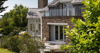 Meadowside - Rock - stylish retreat sleeping up to 8 guests in 4 bedrooms